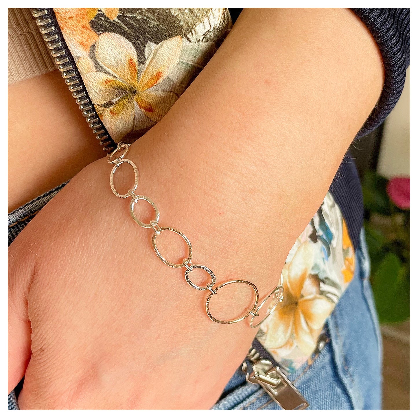 9ct yellow Gold and Sterling Silver Oval Link Chain Bracelet.