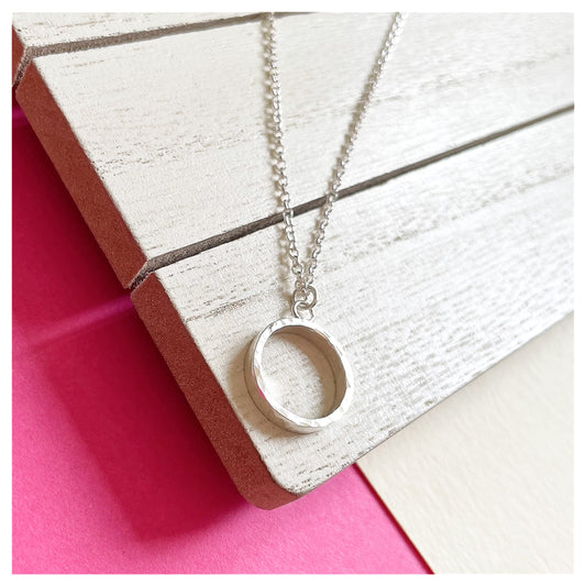 Sterling Silver Hammered Circle Drop Pendant Necklace.